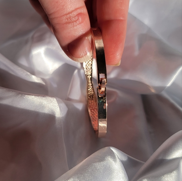 Rose gold tone clasp bangle with crystal stones women's costume jewelry - Picture 6 of 6